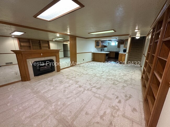 33 W B St