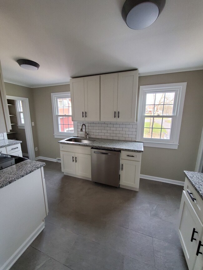 Kitchen - Dishwasher - 47 Country Club Dr