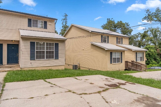 Photo - 1 bedroom and 1 bathroom in a 3x3 duplex STEPS AWAY FROM CAMPUS Unit B