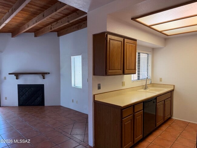 5750 N Camino Esplendora Unit 204