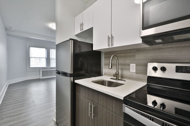 Kitchen - Fairfax Apartments