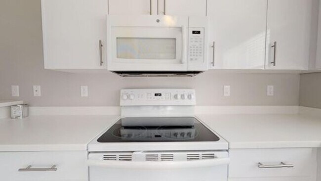 Photo - 2 BED 1 BATH CONDO ON THE GROUND FLOOR