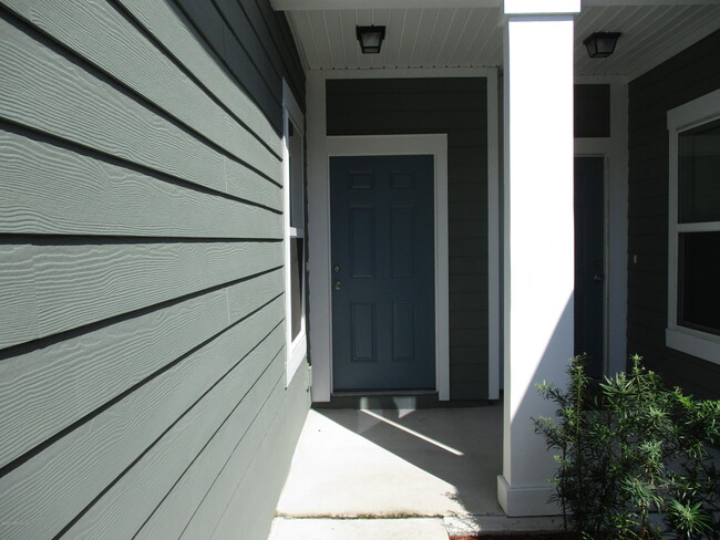 Photo - 687 Servia Dr