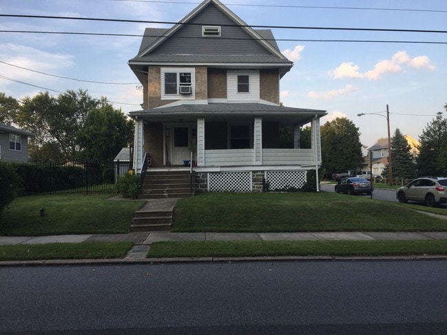Building Photo - 17 S Elm Ave Unit 2