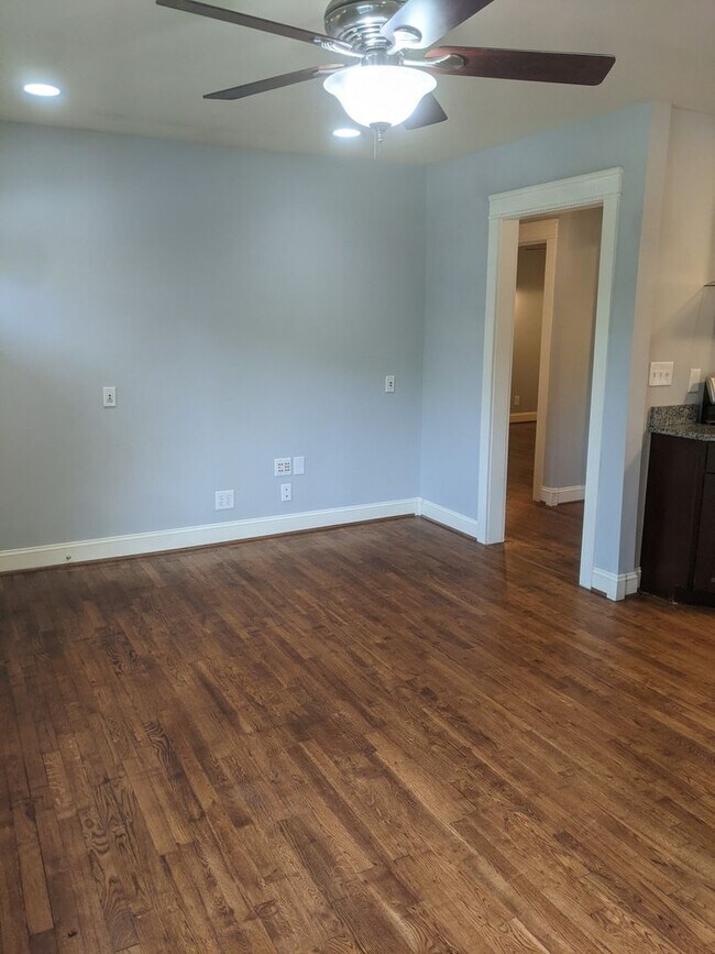 Photo - 105 W Longview St