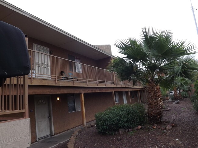 Building Photo - 2 Bedroom Phx. Condo
