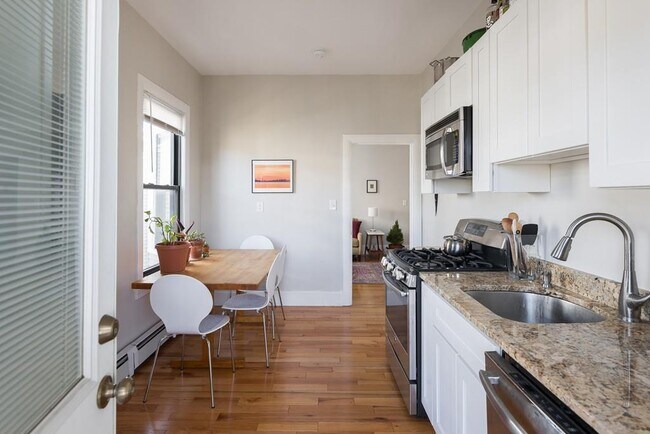 Photo - 15 Trowbridge St Unidad #11