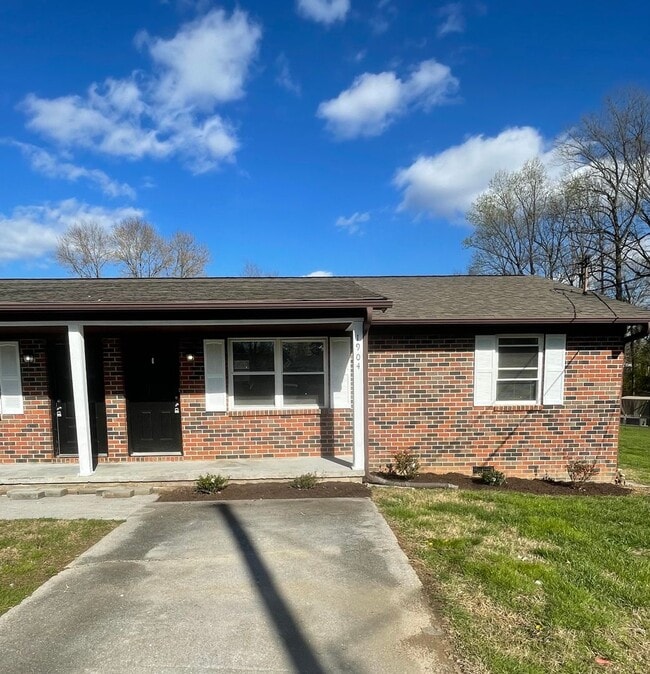 Building Photo - Cozy 2-Bedroom Townhome in West Knoxville!!