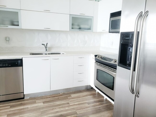 Remodeled kitchen. Comes with amenities such as fridge, stove, microwave and dishwasher. Other amenities at the apartment are washer and dryer. - 133 NE 2nd Ave Apartamentos Unidad 2209