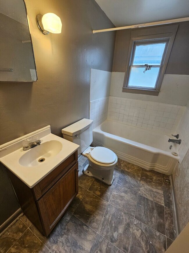 127 E 10th St Unit 3