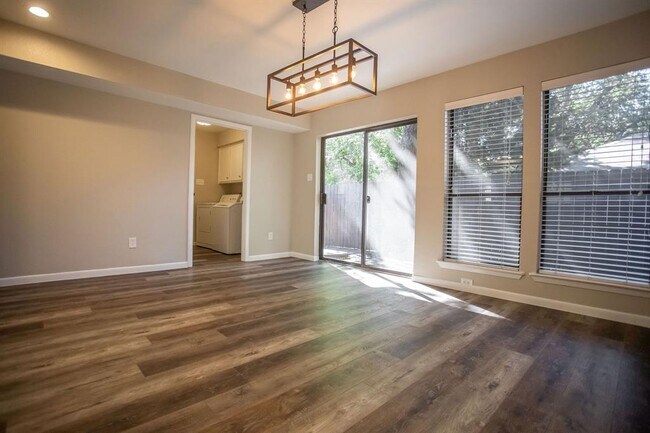 Photo - 2301 Mistletoe Dr