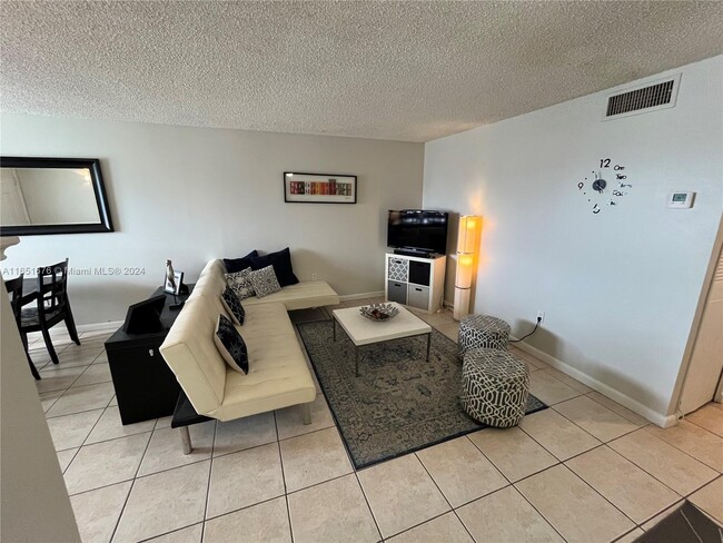 Photo - 7620 Carlyle Ave Condominio Unidad 404