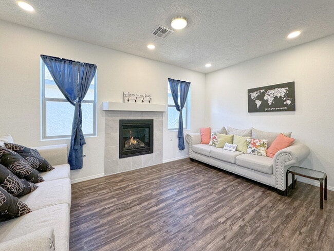Photo - Almost new home in Mountain Hawk area of Northern Rio Rancho.