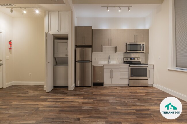 Photo - 8 E Fayette St Apartments