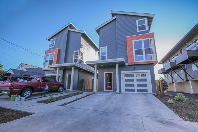 Photo - 910 Grove SW St