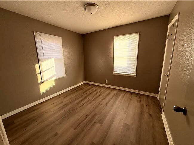 Photo - 2332 N Poplar St