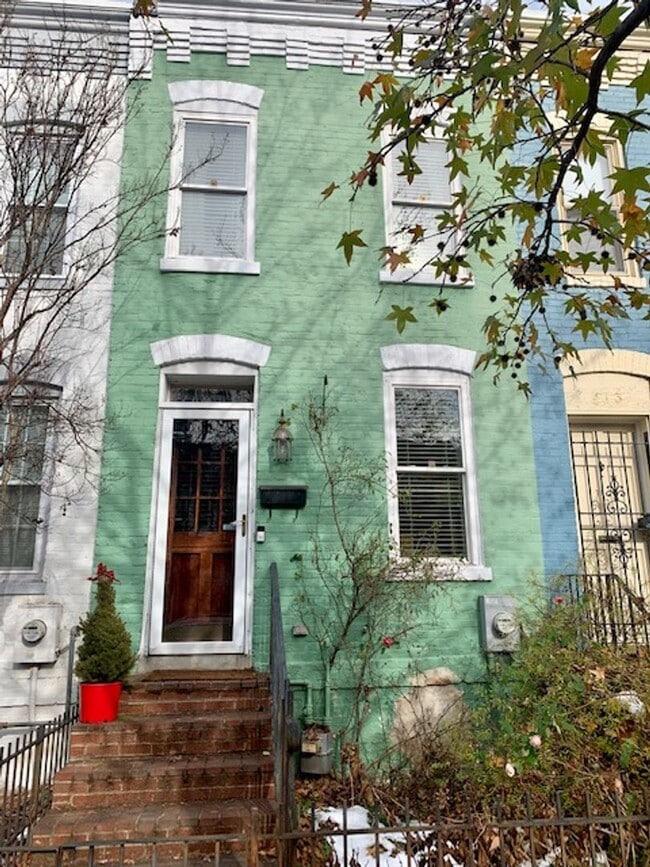 Building Photo - Wonderful 2BR 2 Bath Rowhome in Shaw