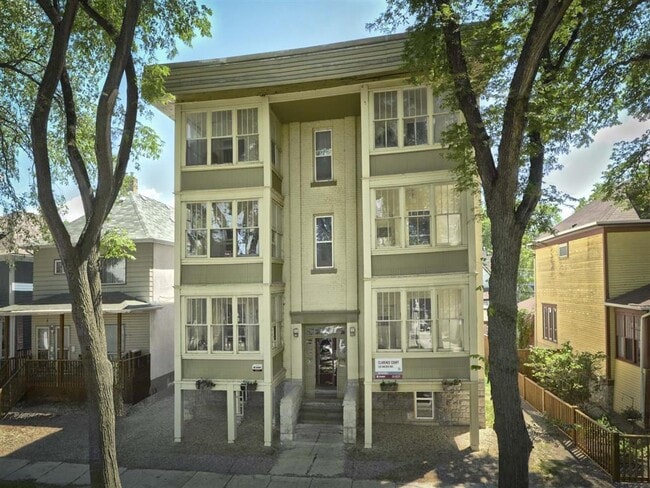 Building Photo - Clarence Court Unit 946