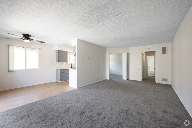 2BR, 1BA - 620SF - Living Room/Dining