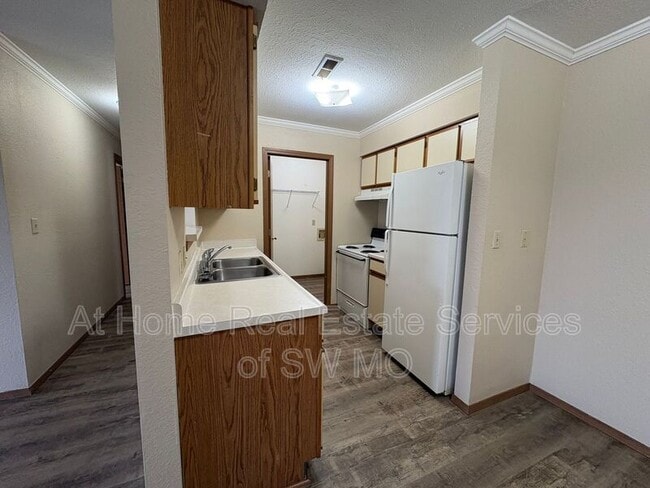 Building Photo - 729 E Bain St