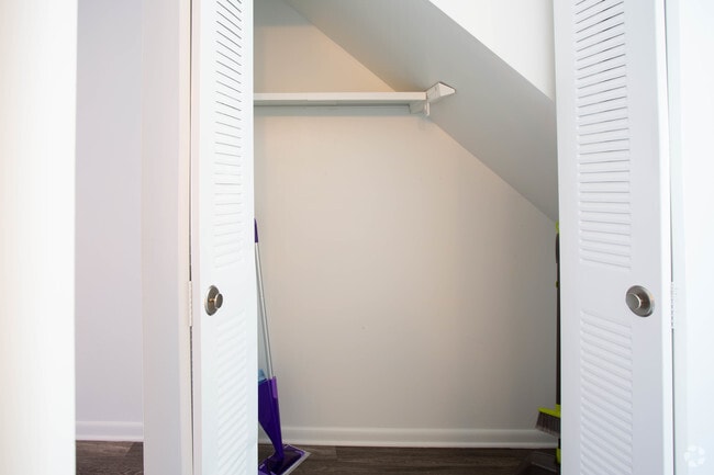 2HAB, 1.5BA - 944 ft² - Armario - Newport Crossing Townhomes