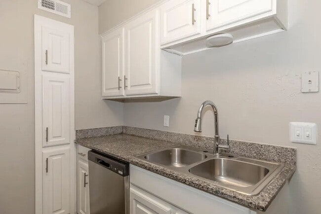 Photo - 7913 N Harwood Rd Unidad 31