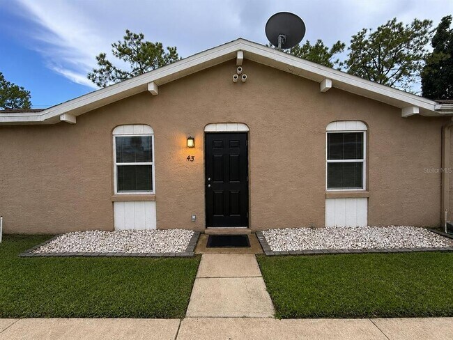 Building Photo - 43 Las Palmas Way