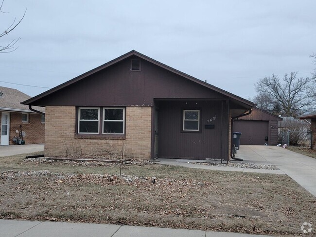 Building Photo - 3-bedroom house