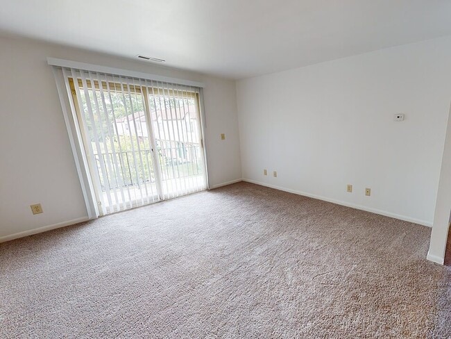 Cada casa adosada cuenta con un patio/balcón - Northlake Village Apartments