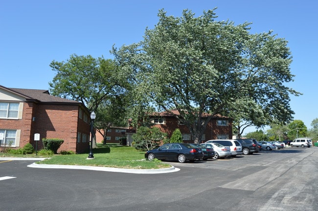 Colonial Manor