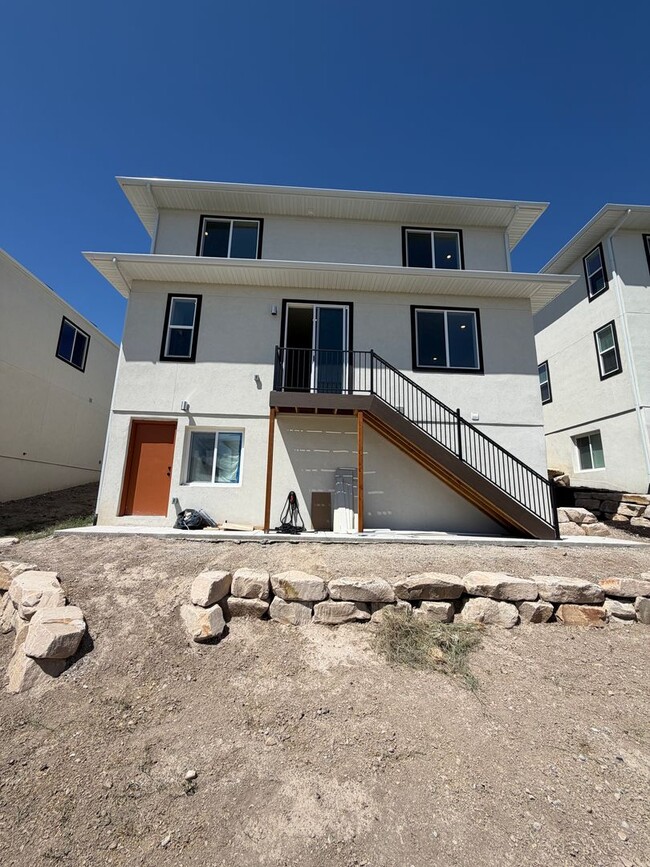 909 Bullion St