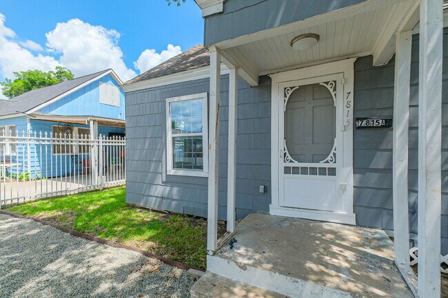 Photo - Charming Front Unit Unidad A