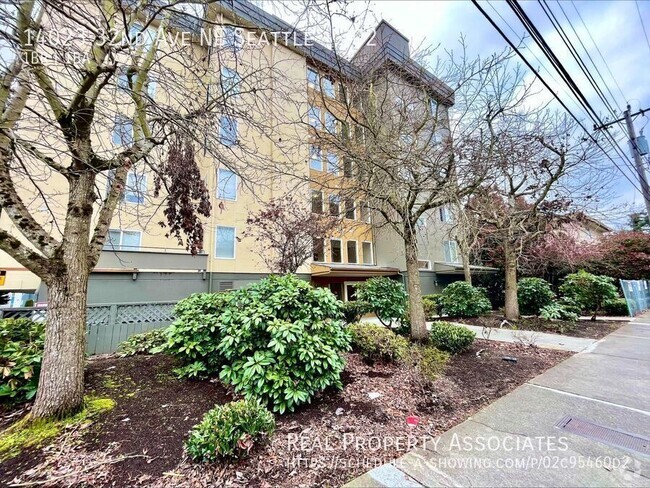 Building Photo - Spacious 1 Bed 1 Bath with In-Unit Washer/... Unit 202 Rental