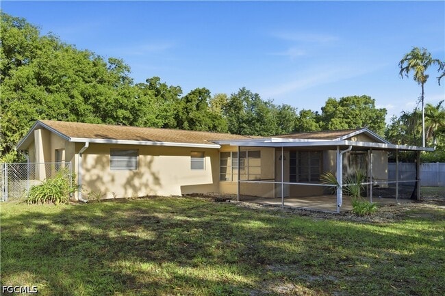 Building Photo - 4652 Siesta Cir