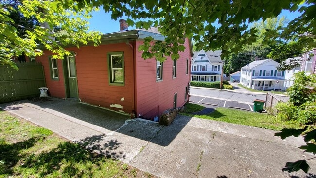 Building Photo - 92 E Main St Unit 2
