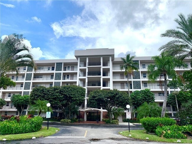 Building Photo - 2950 N Palm Aire Dr Unit 105