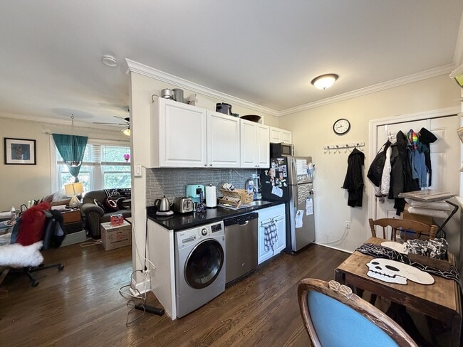 Building Photo - 707 W Roscoe St Unit J07P