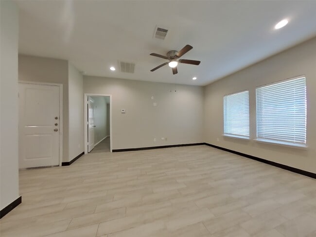 Photo - 8523 Aster Gln Wy