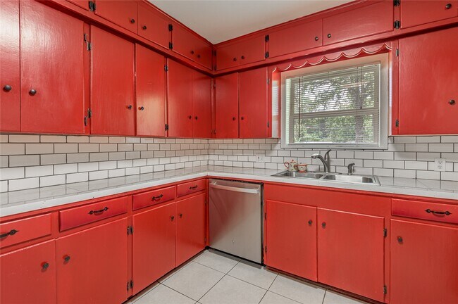 Photo - 604 Hayman St