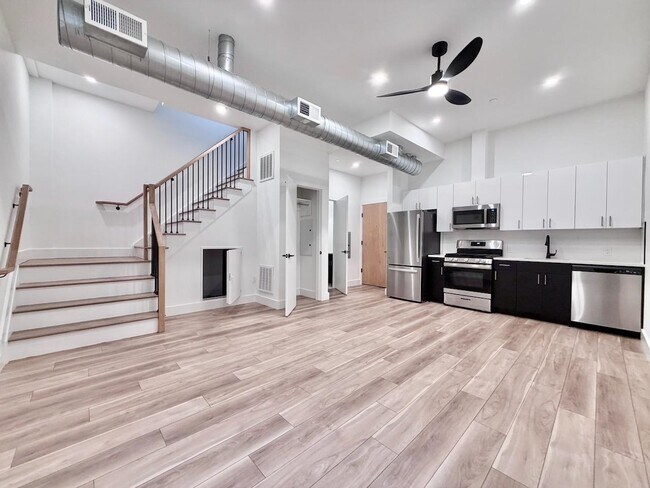 Building Photo - 375 Monmouth St