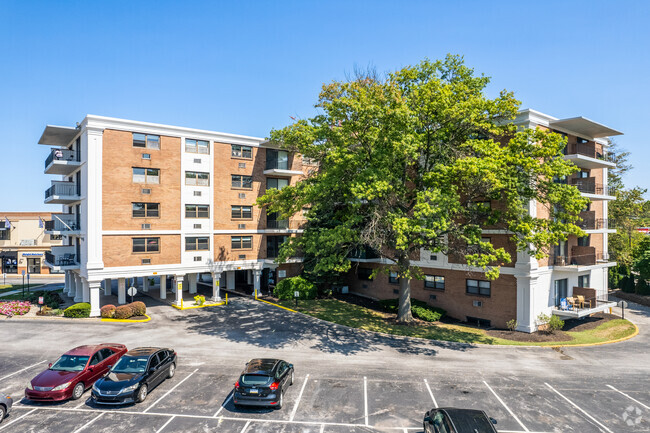 Photo - Courtside Square Apartments