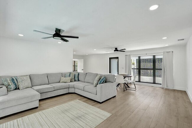 Photo - 840 SW 3rd St
