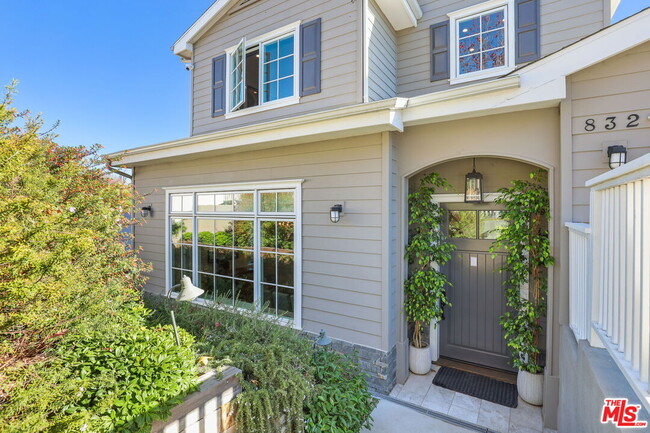 Photo - 832 Las Lomas Ave