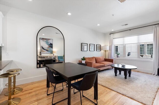 Photo - 948 S Pearl St