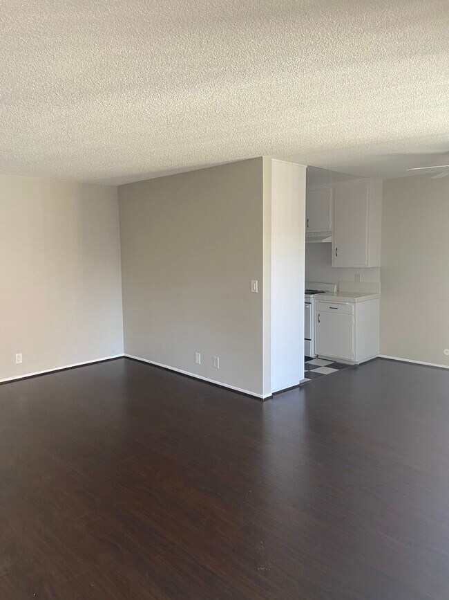 Photo - 5361 Russell Ave