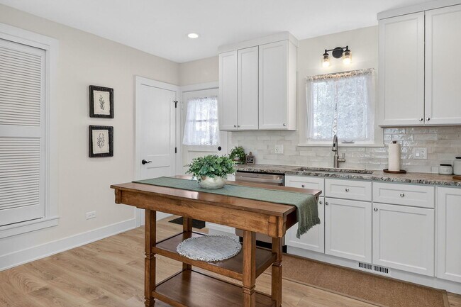 Photo - 102 E 56th St