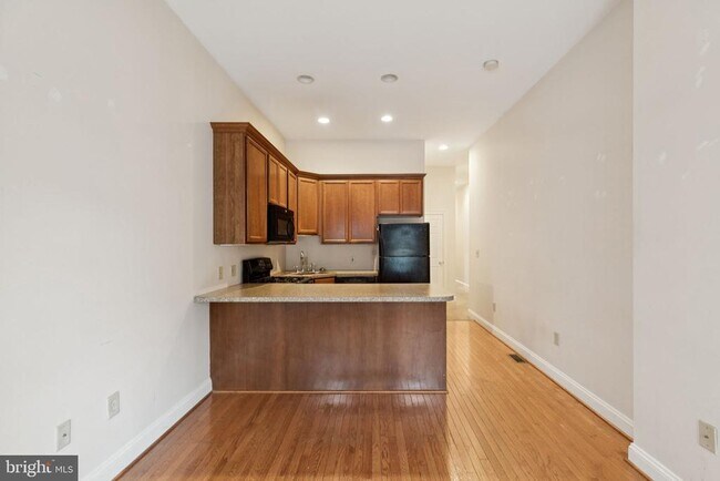 Photo - 2542 W Girard Ave