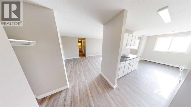 Photo - 10105-10107 107 Ave