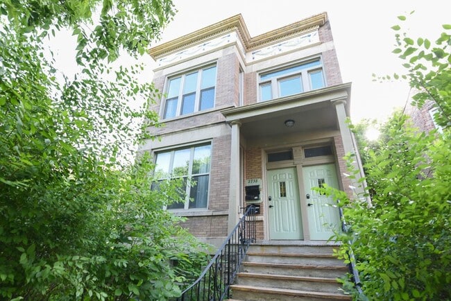 Building Photo - 2738 N Central Park Ave Unit M05H