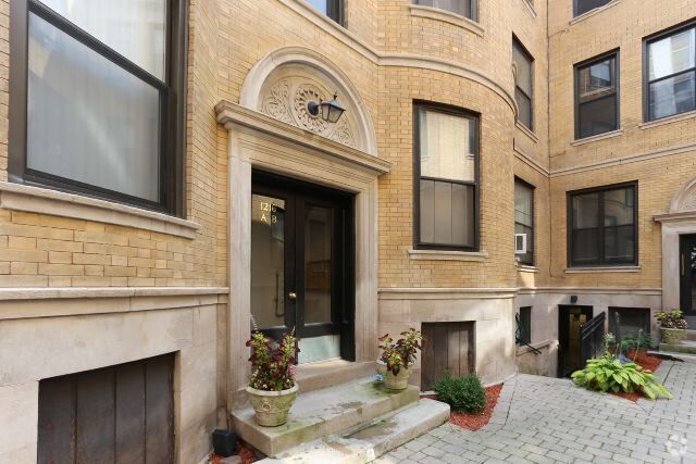 Building Photo - 1219 N Dearborn St Rental